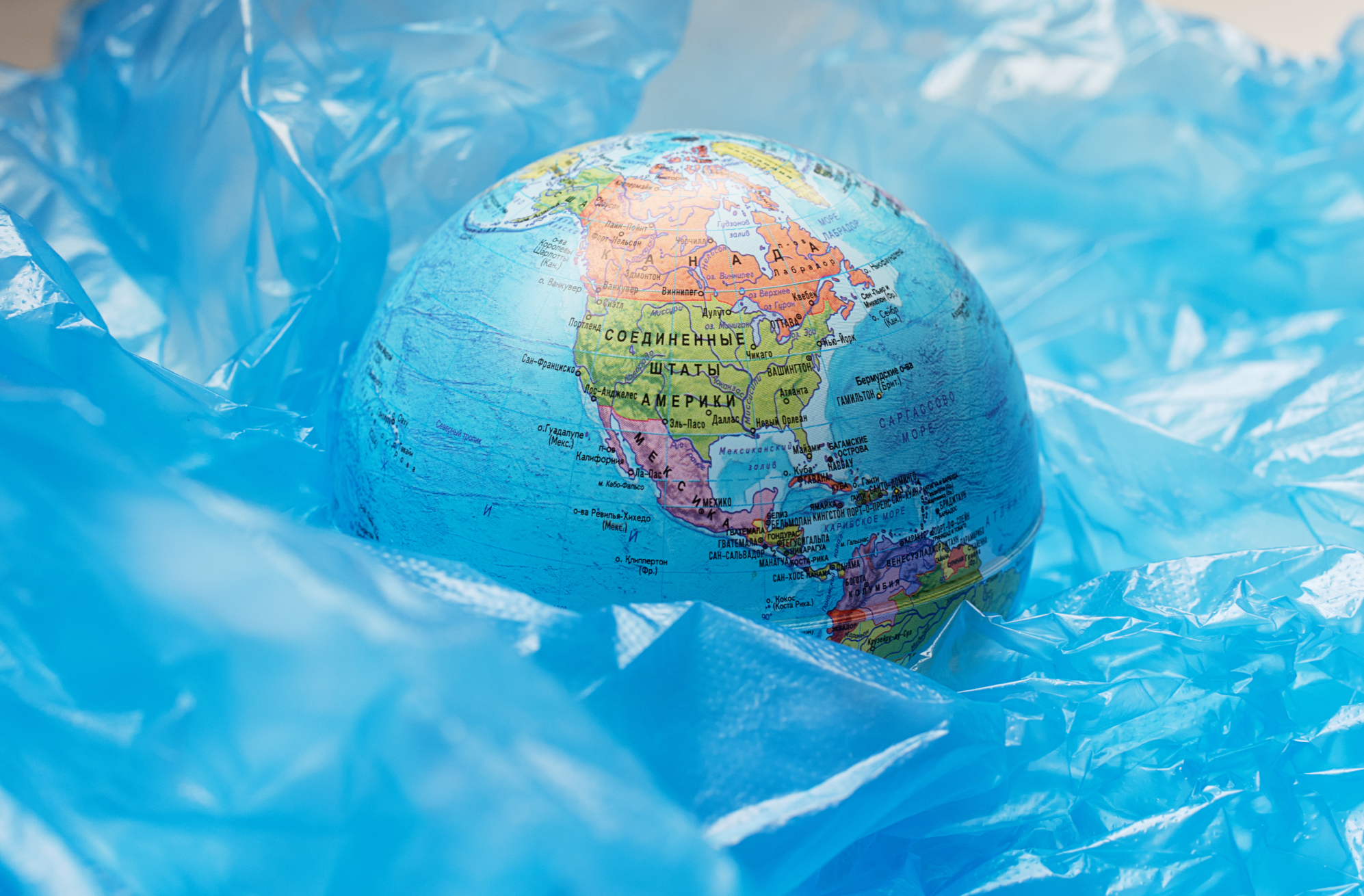mappamondo circondato dalla plastica