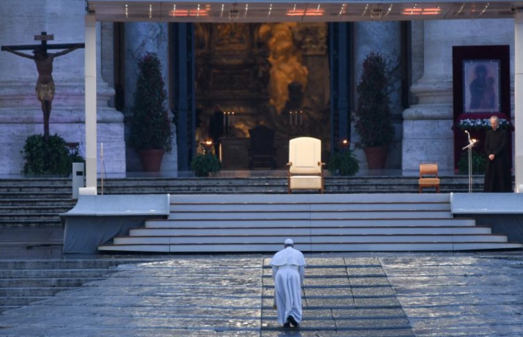 papa francesco si incammina da solo sull'altare di piazza san pietro